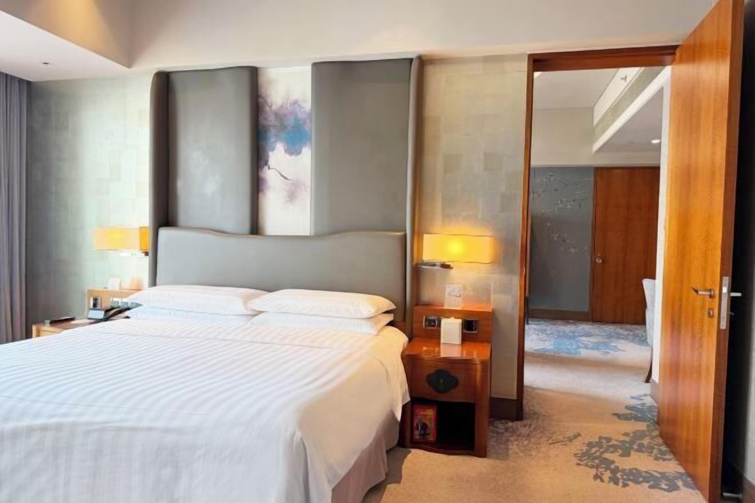 Ropa de cama hipoalergénica, edredones de plumas, minibar y caja fuerte