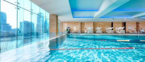 Piscine couverte, chaises longues