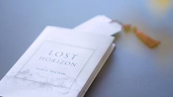 Ein Buch mit dem Titel „Verlorener Horizont“ von James Hilton auf einer strukturierten Oberfläche.