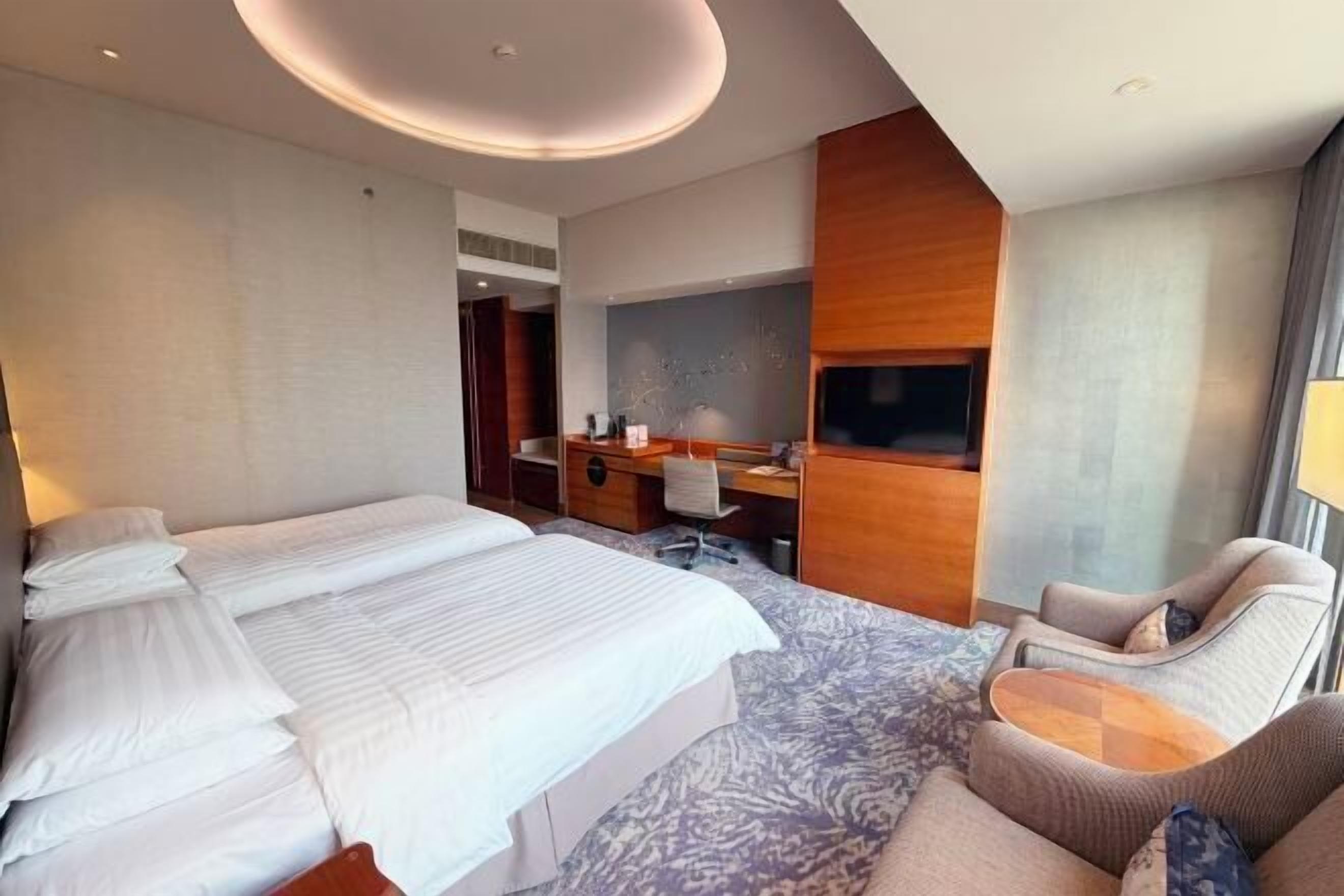 Ropa de cama hipoalergénica, edredones de plumas, minibar y caja fuerte