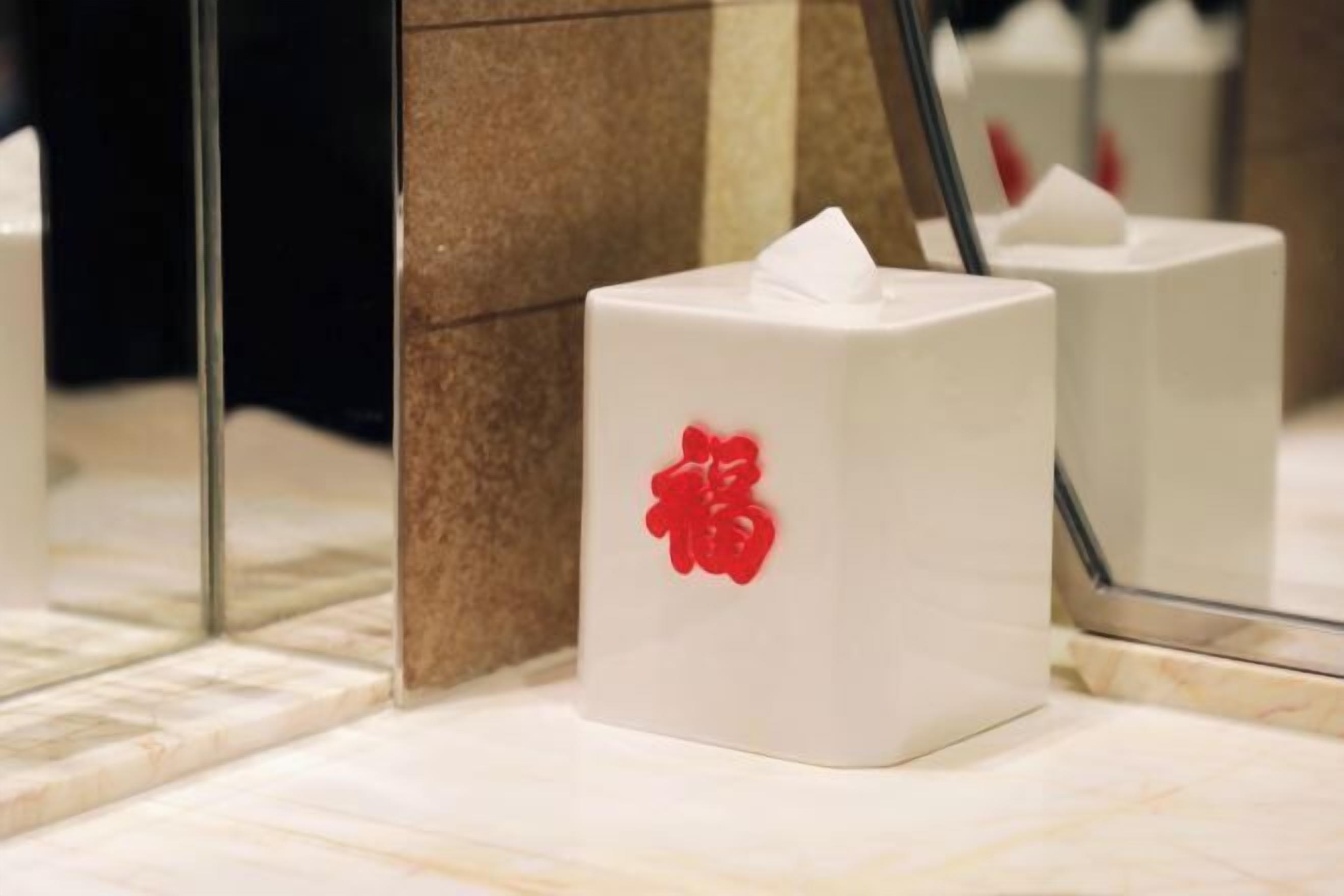 Baderomsfasiliteter | Separat badekar og dusj, dype avslapningsbadekar og regndusjhode