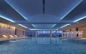 Piscine couverte, chaises longues