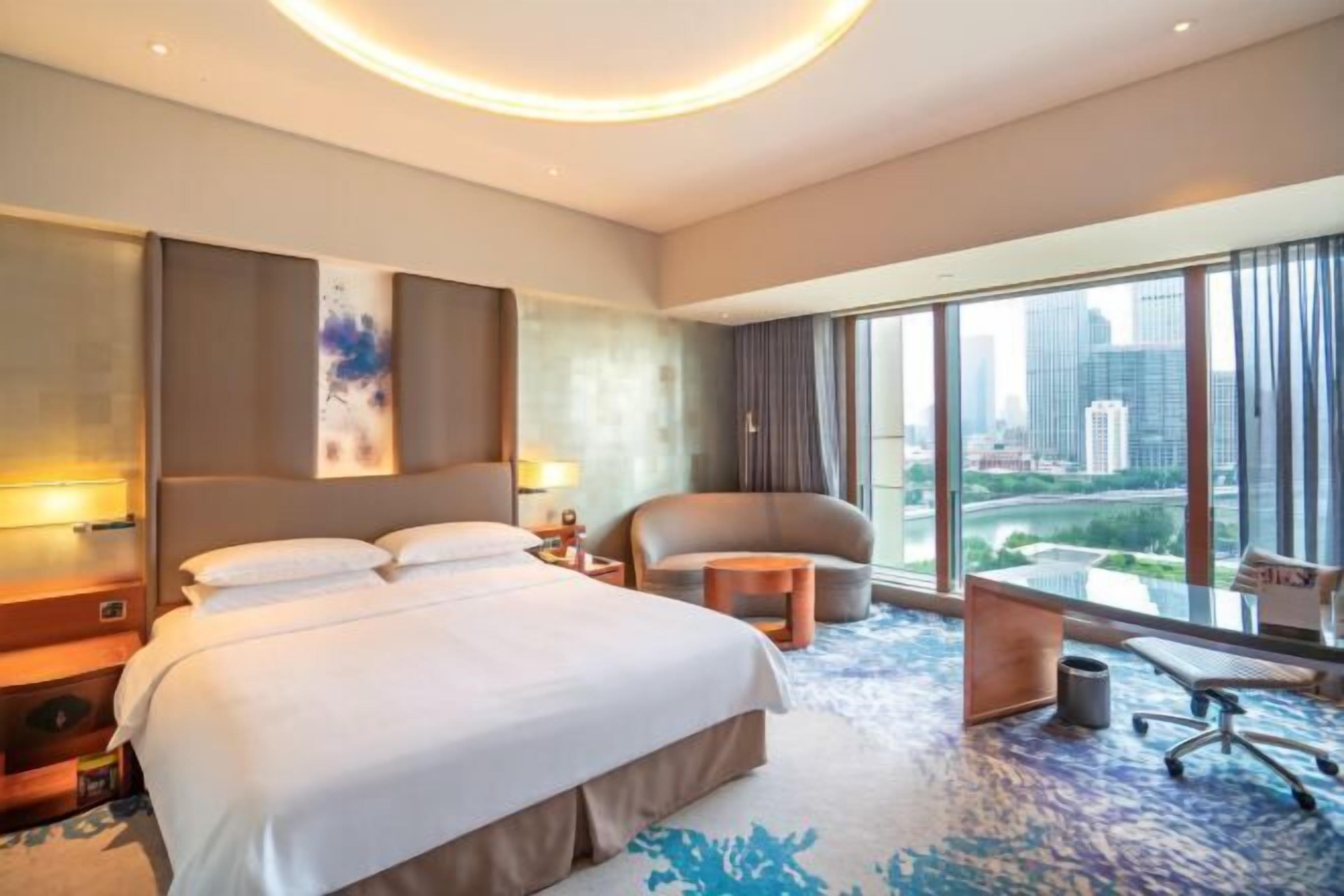 Ropa de cama hipoalergénica, edredones de plumas, minibar y caja fuerte