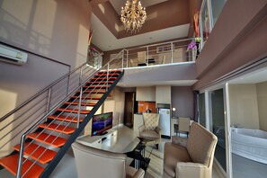 Apartment, 2 Schlafzimmer | Wohnbereich | 32-Zoll-LCD-Fernseher mit Kabelempfang, Fernseher