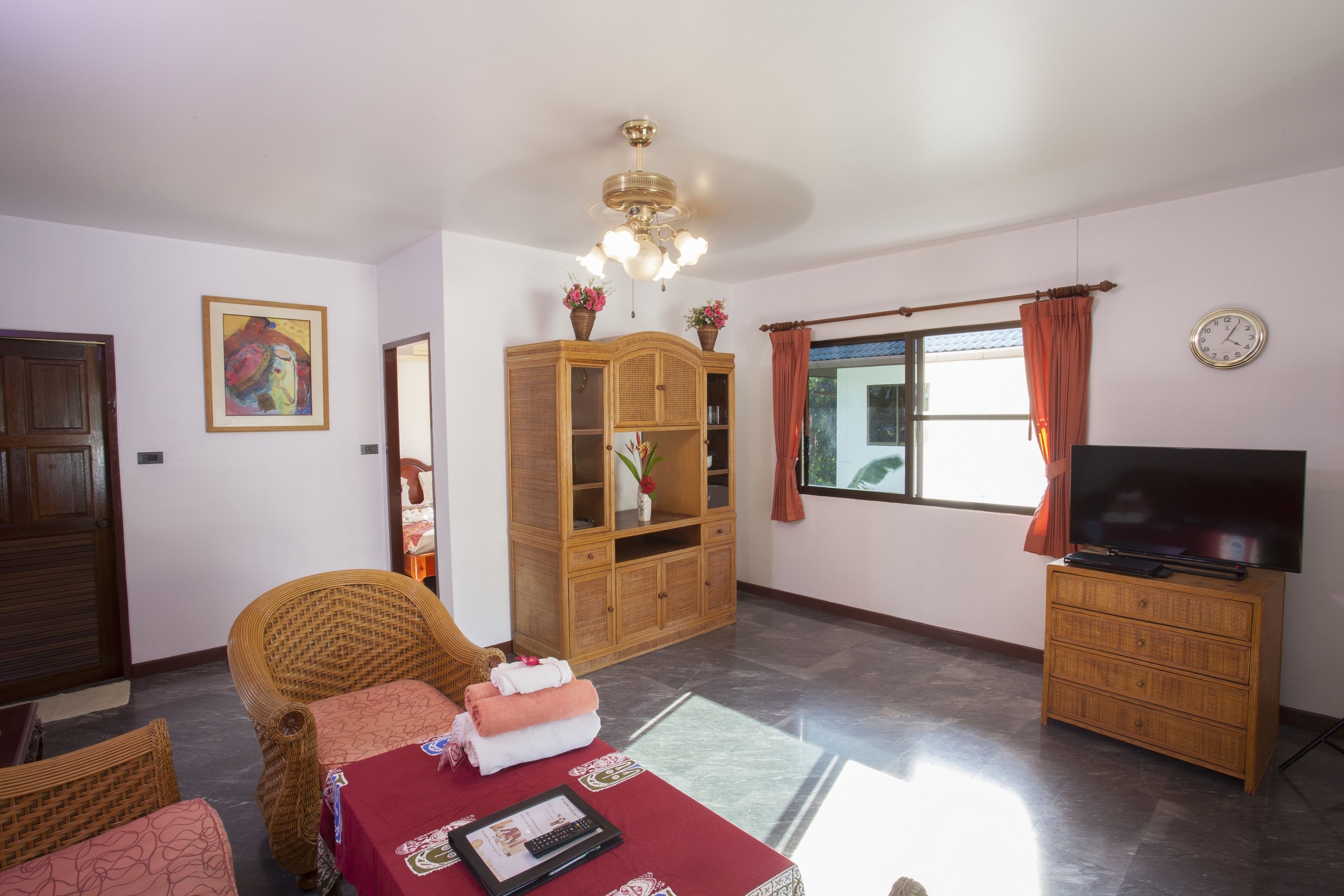 suite, 2 bedrooms | living room | 32-inch lcd tv with cable channels, tv