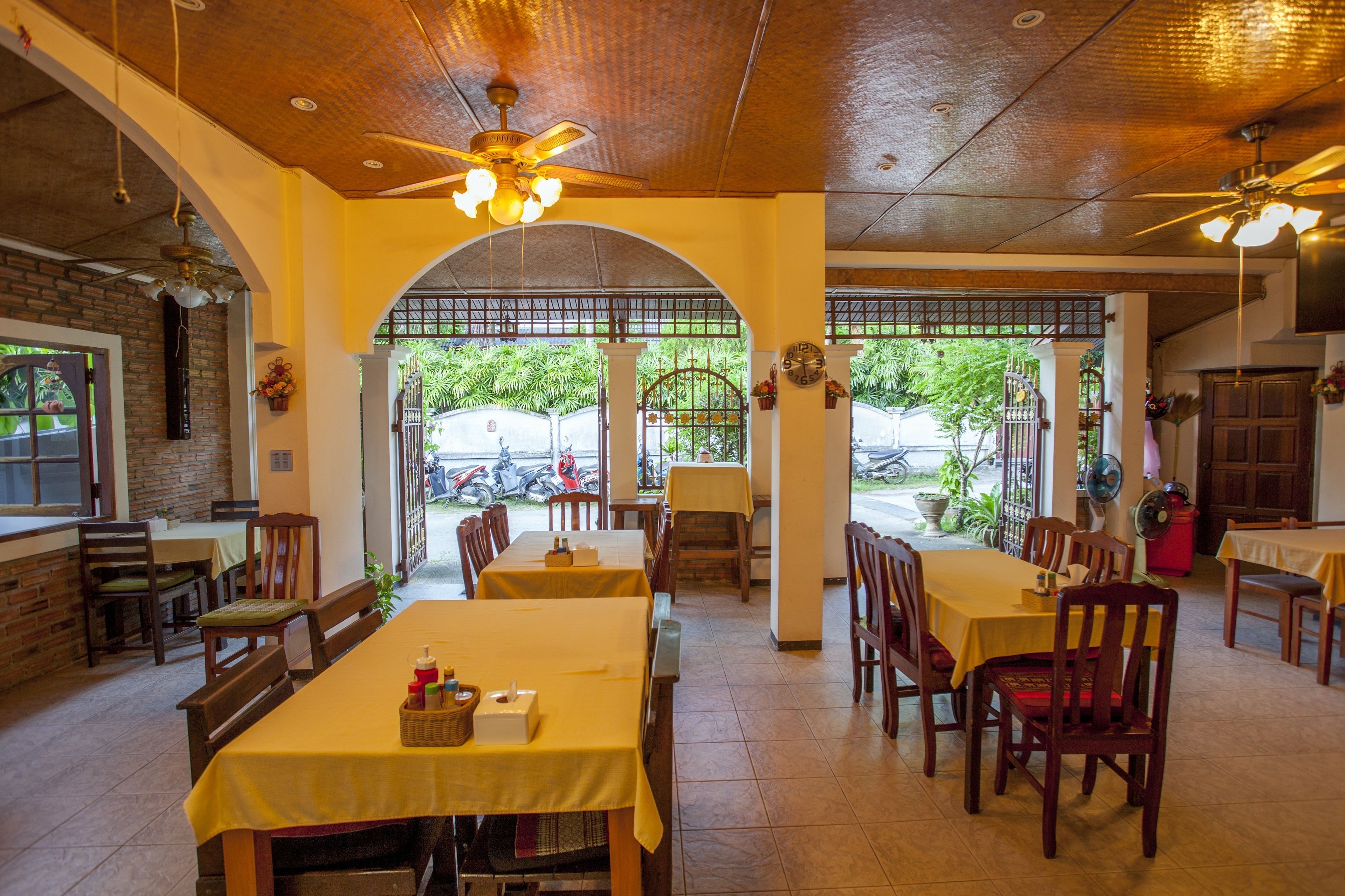 breakfast, lunch, dinner served; thai cuisine