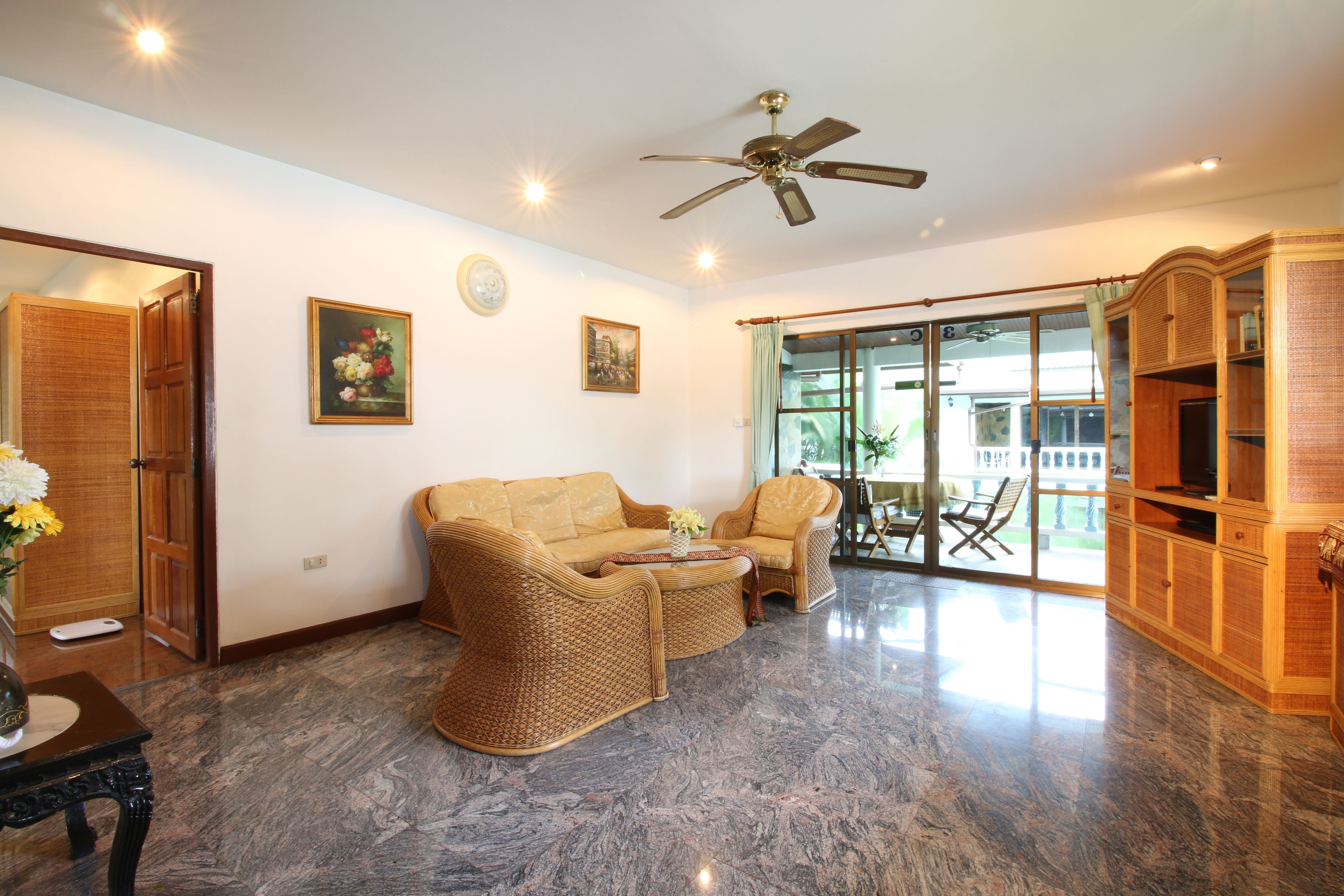 adventurer room | living room | 32-inch lcd tv with cable channels, tv