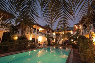 สระว่ายน้ำกลางแจ้ง, เก้าอี้อาบแดดริมสระ