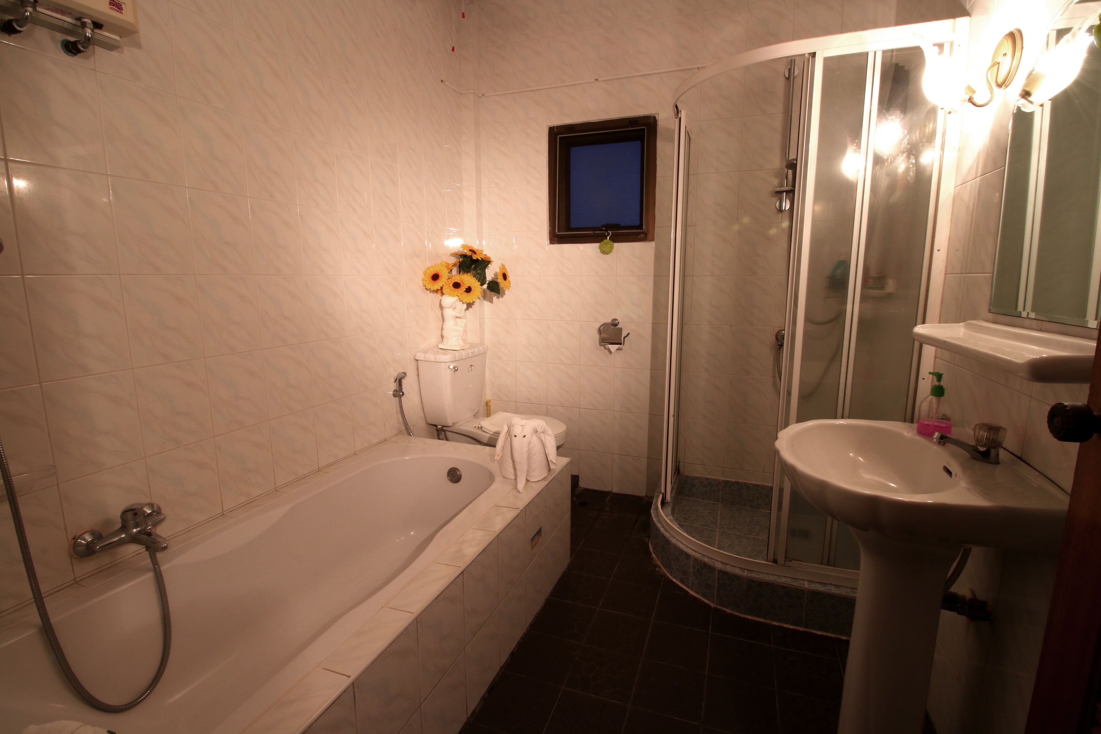 suite, 2 bedrooms | bathroom | shower, hair dryer, towels