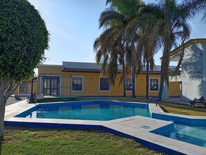 Una piscina al aire libre