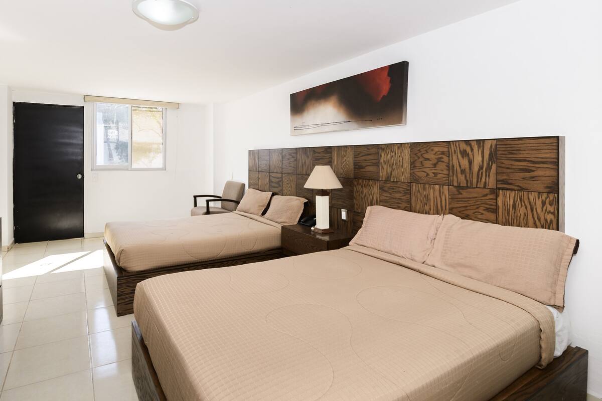 Habitación estándar, 2 camas dobles | Ropa de cama de alta calidad, edredones de plumas, caja fuerte
