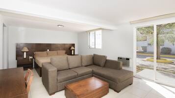 Ylelliset vuodevaatteet, untuvapeitot, tallelokero huoneessa