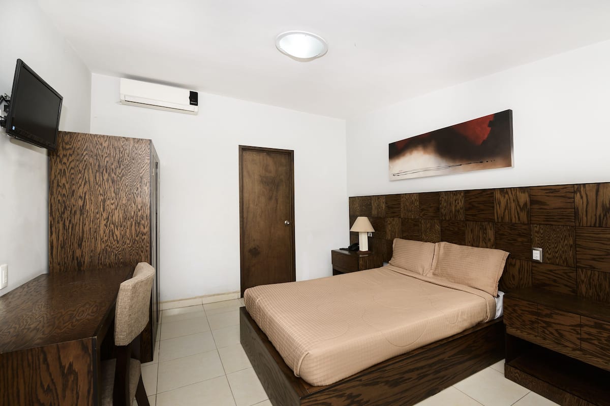 Habitación estándar | Ropa de cama de alta calidad, edredones de plumas, caja fuerte