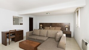 Triple Room | Premium bedding, down duvets, in-room safe, soundproofing - JM Ejecutivo Celaya,Centro Histórico (Celaya)