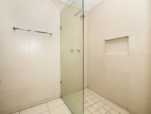 Standard Room, 2 Double Beds | Bathroom | Shower, free toiletries, hair dryer, towels - JM Ejecutivo Celaya,Centro Histórico (Celaya)