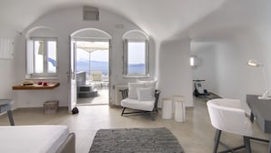 Absolute Suite, Hot Tub, Caldera View | Bar mini, peti besi dalam bilik, meja, kalis bunyi 
