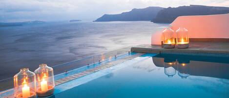 Piscine extérieure, chaises longues