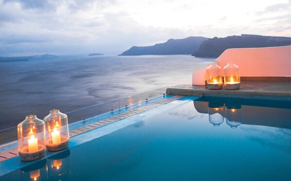 Outdoor pool, pool loungers - Santorini Secret Suites & Spa (Santorini)