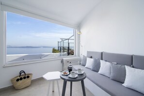 Minibar, in-room safe, individually furnished, desk - Santorini Secret Suites & Spa (Santorini)