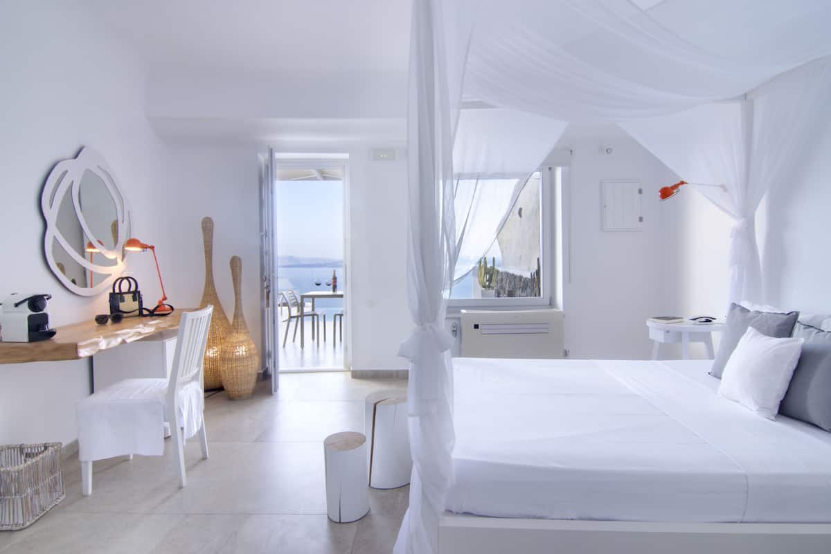 Infinity Suite, Pool, Caldera View | 1 bedroom, minibar, in-room safe, individually furnished