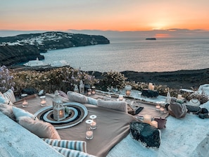Outdoor dining - Santorini Secret Suites & Spa (Santorini)