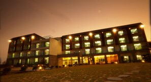 Depan hartanah - siang/malam