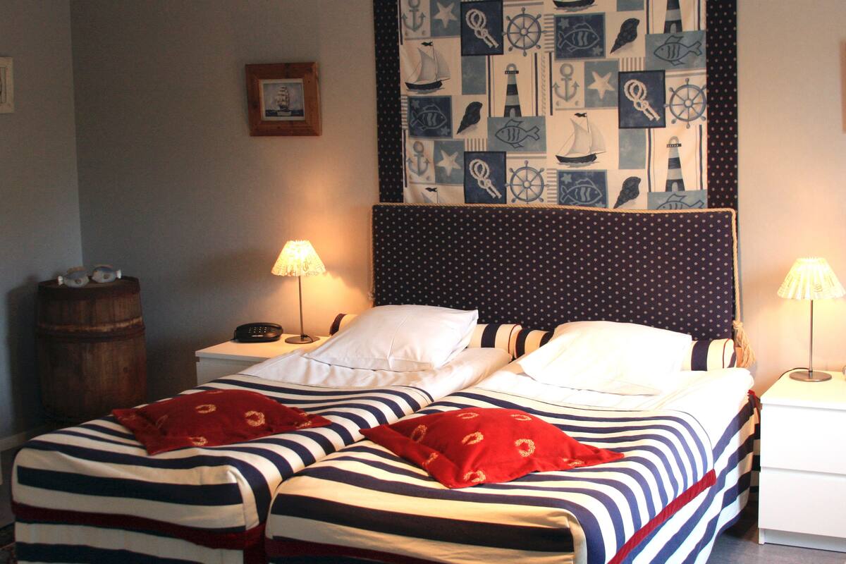 Twin Room, Private Bathroom | Individually decorated, desk, cots/infant beds, rollaway beds