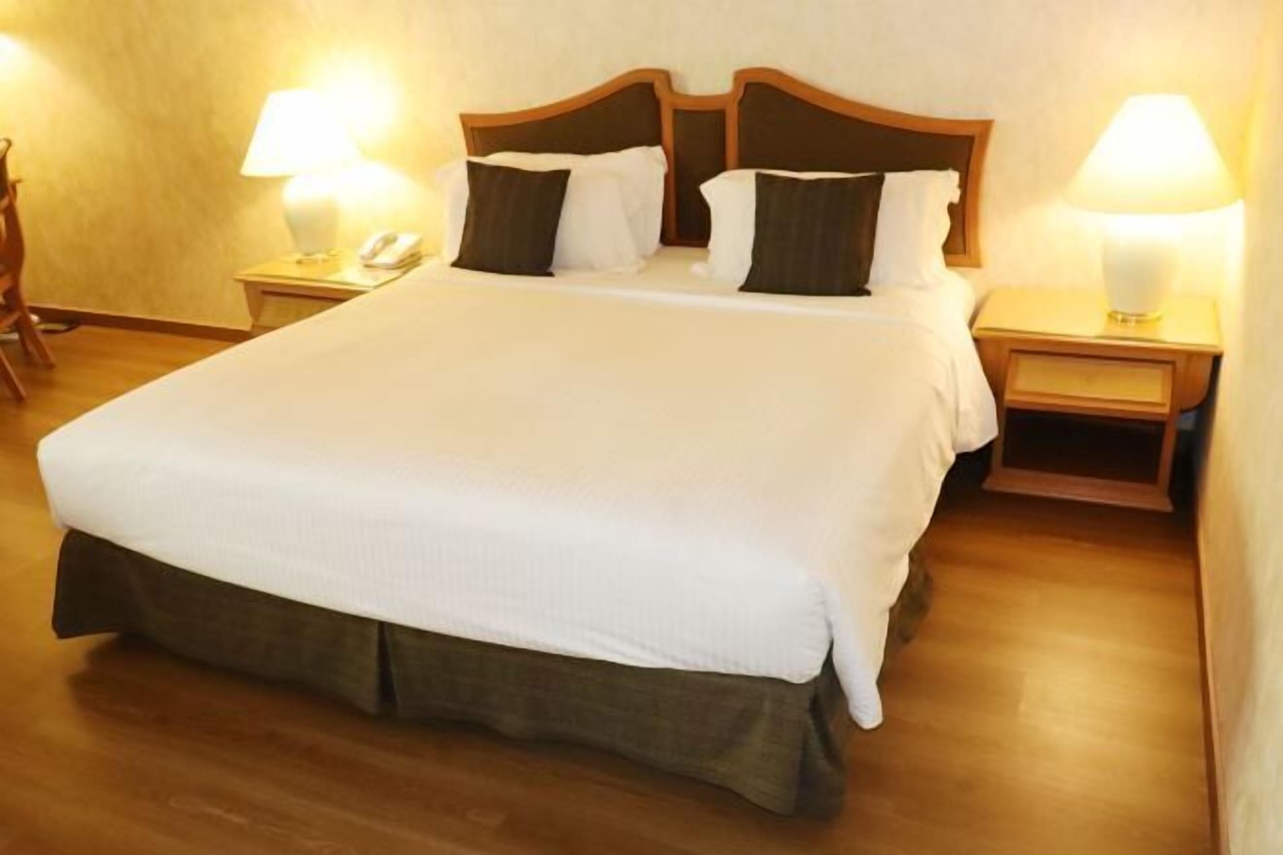 Minibar, caja de seguridad en la habitación y escritorio 
