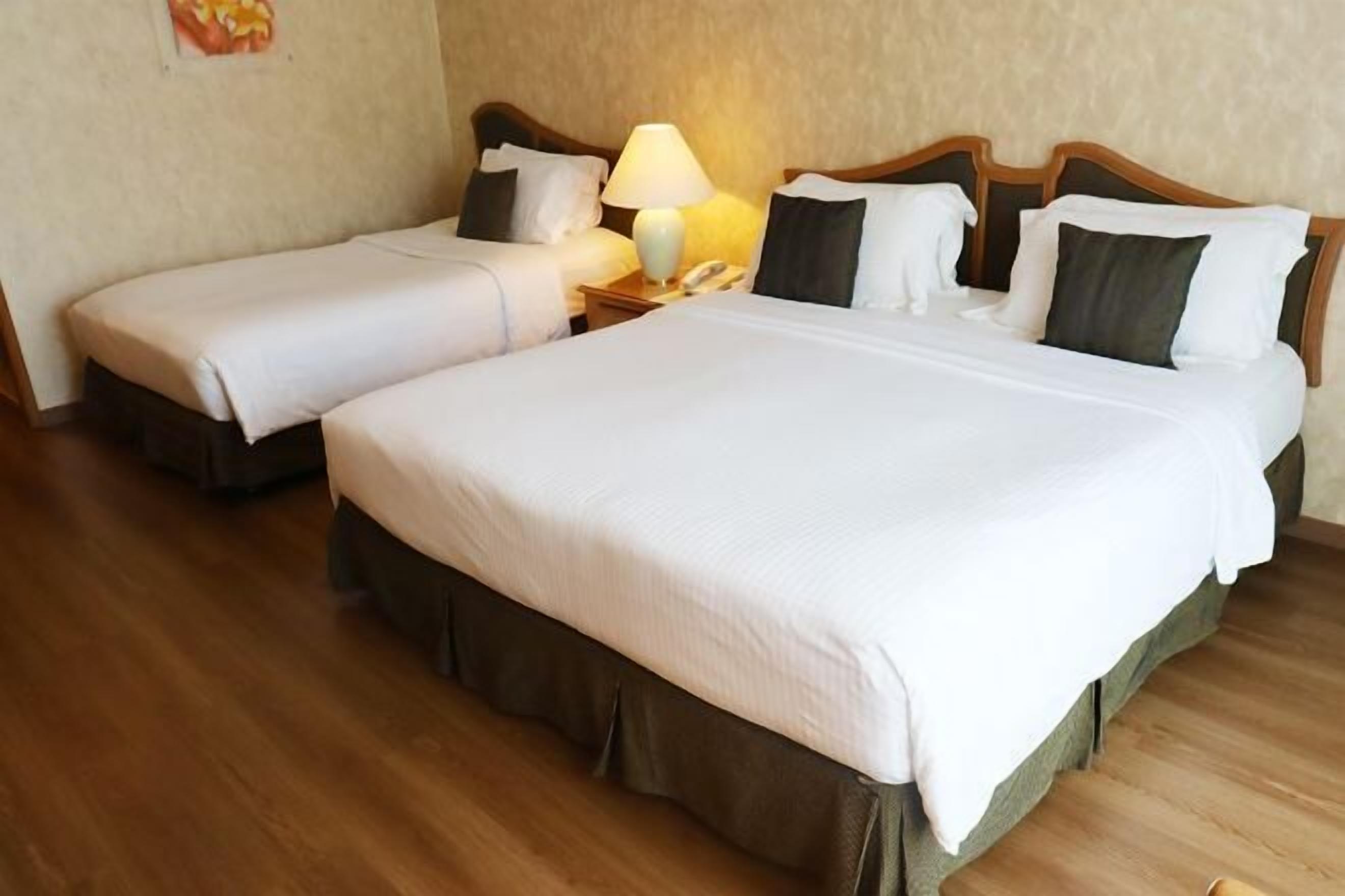 Bar mini, peti besi dalam bilik, meja, ruang kerja komputer riba 