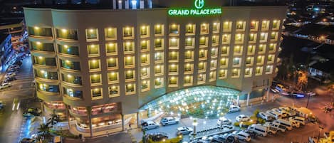 Fachada de la propiedad por la tarde o noche