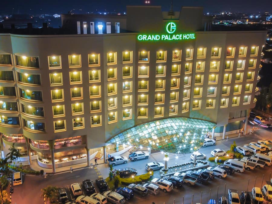 Fachada da propriedade à noite