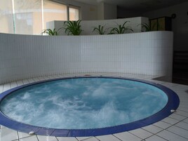 Bañera de hidromasaje cubierta