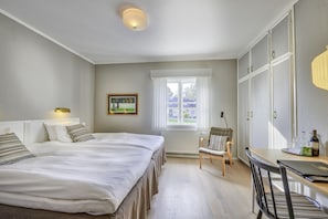 Minibar, decoración personalizada, muebles diferentes y escritorio