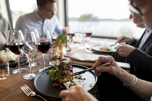 2 من المطاعم، حيث تُقدم وجبات الإفطار، الغداء، العشاء، الأطباق المحلية