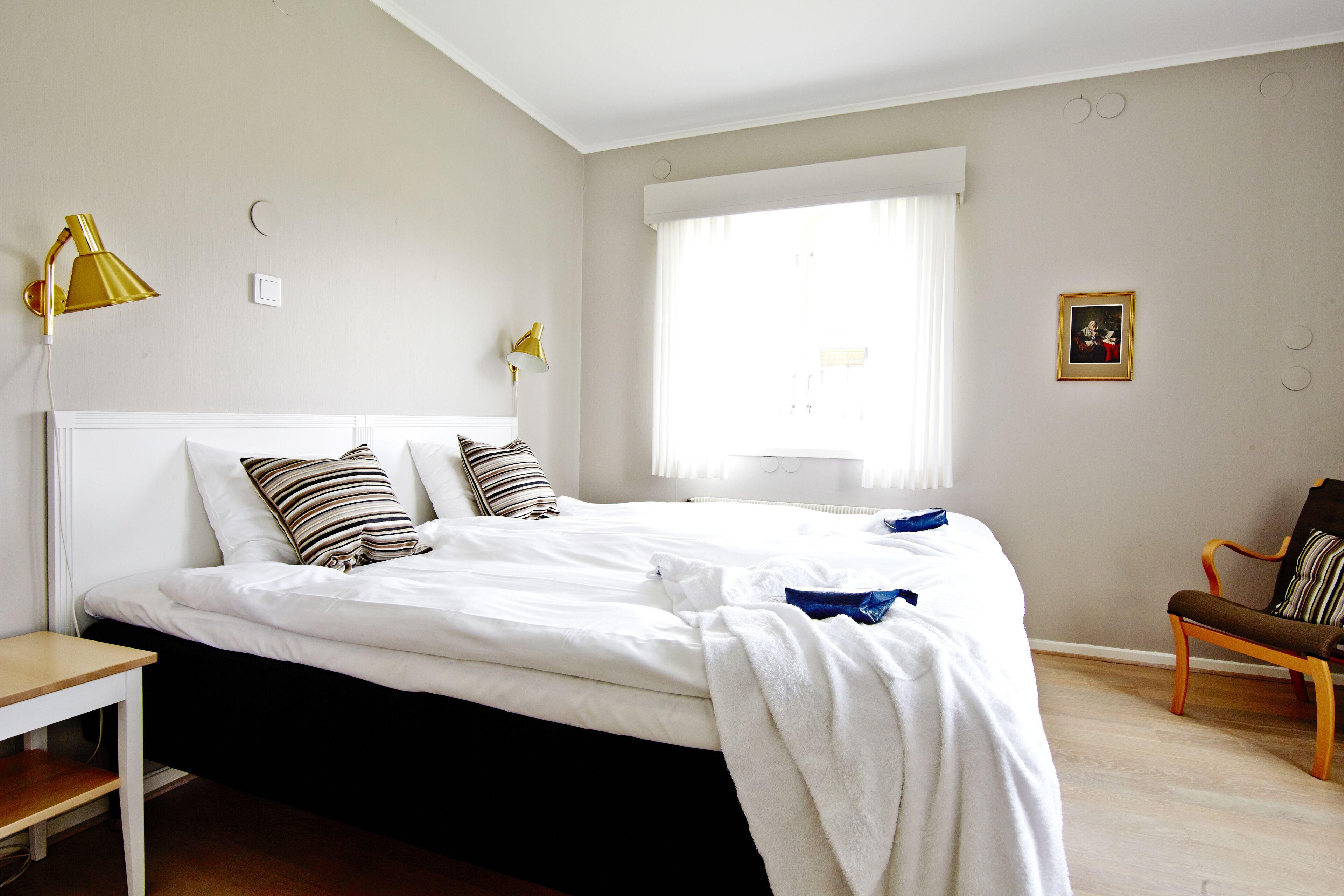 Vierpersoonskamer | Een minibar, een bureau, gratis wifi, individueel gedecoreerd