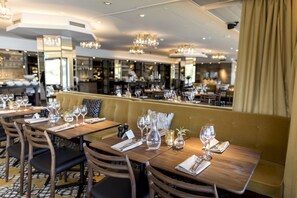 2 restaurants; s'hi serveixen esmorzars, dinars i sopars