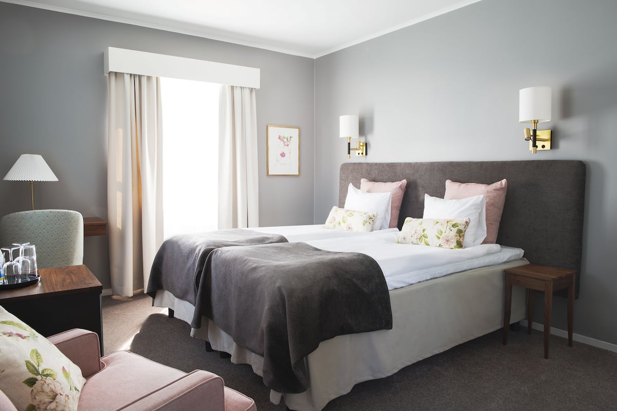 Double Room | 1 bedroom, minibar, individually decorated, individually furnished