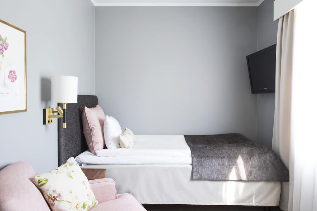 Single Room | 1 bedroom, minibar, individually decorated, individually furnished