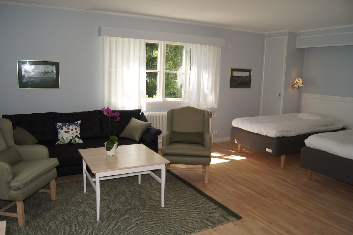 Quadruple Room | Living area | TV
