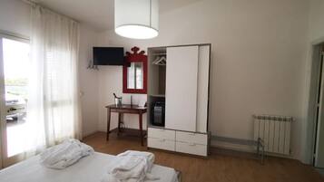 Double Room | Pillowtop beds, iron/ironing board, bed sheets