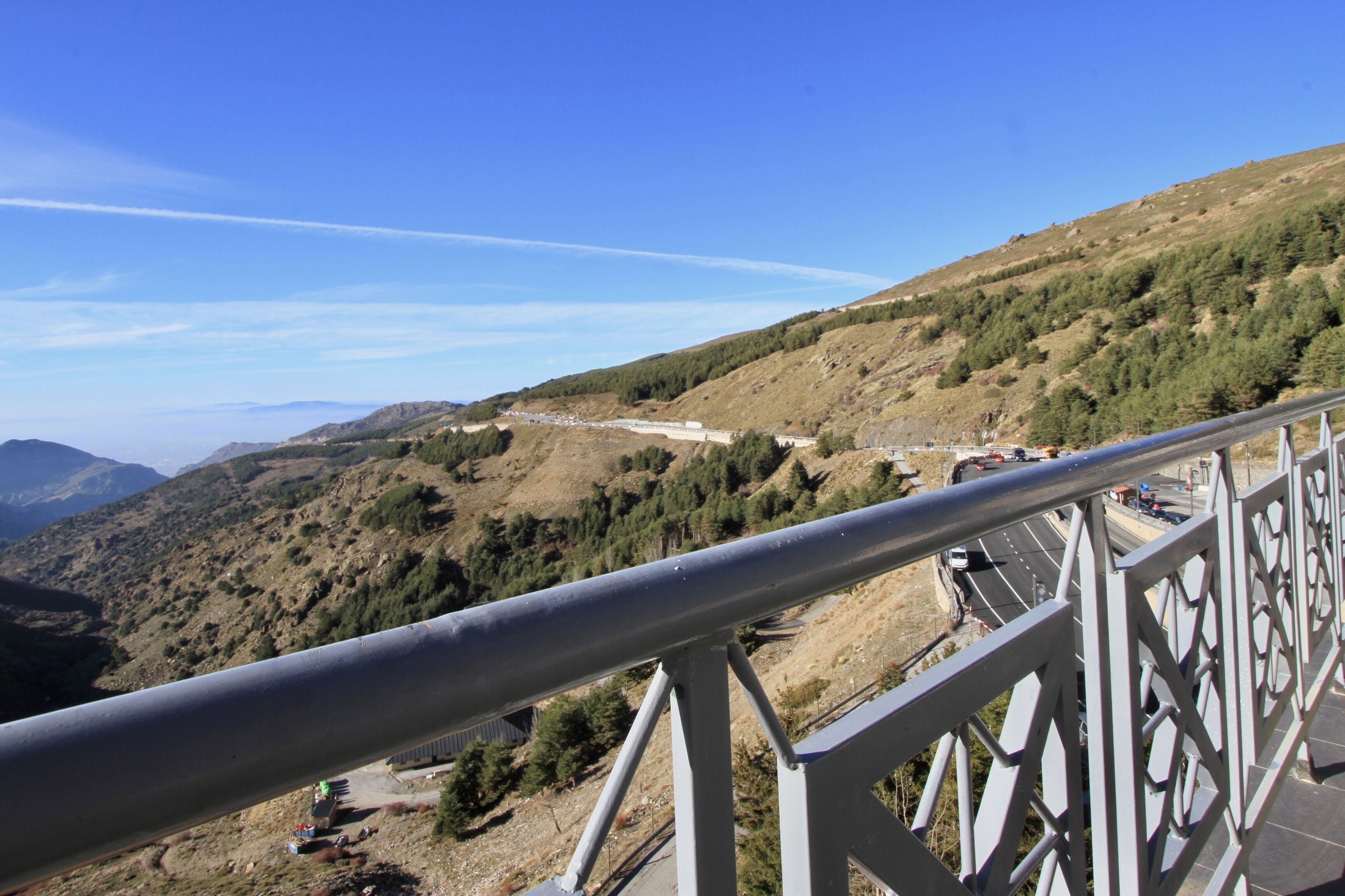 Un paisaje montañoso con una carretera y un puente.