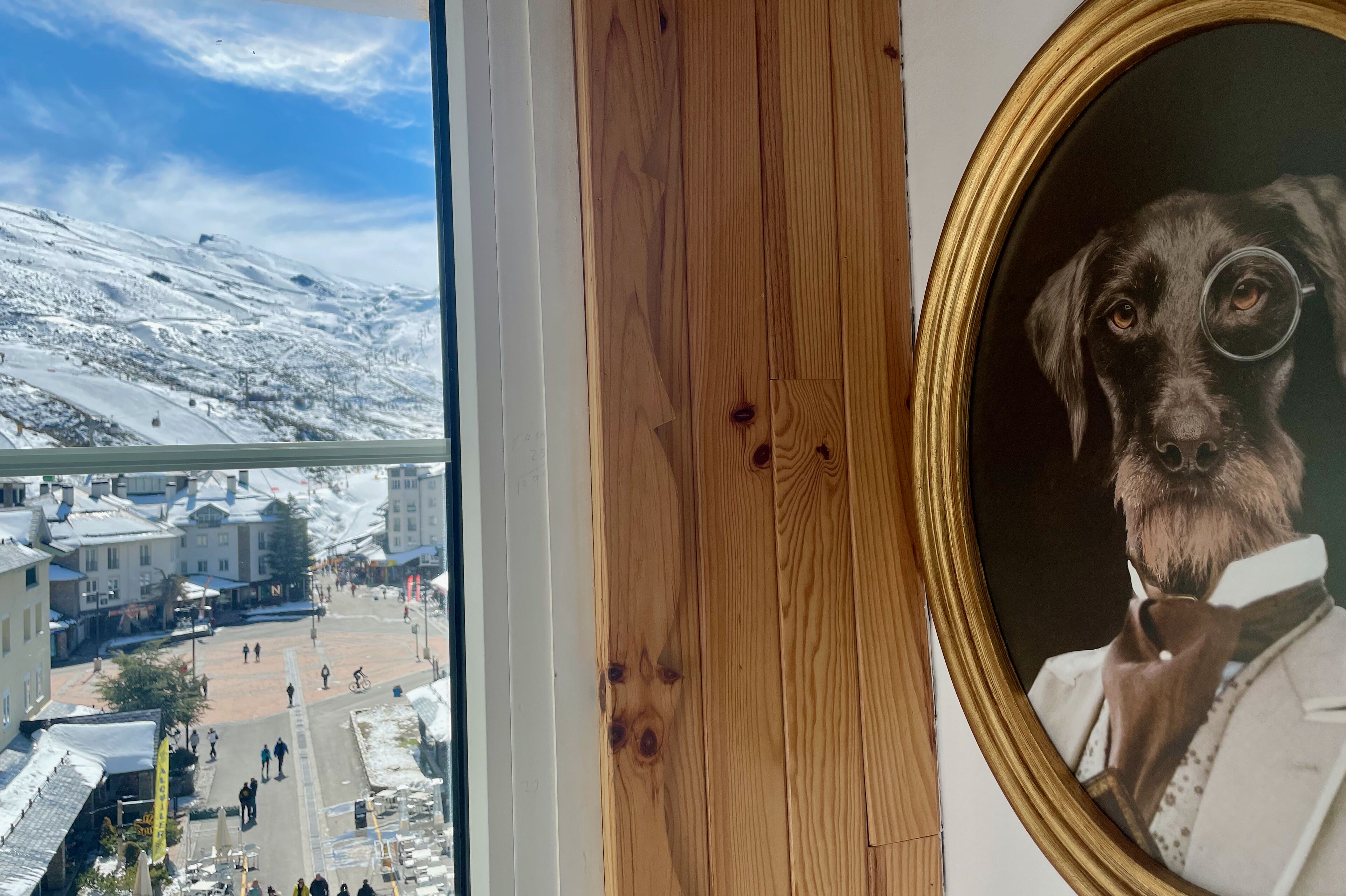 Vista nevada de un pueblo con edificios y cielo despejado.