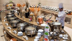 A buffet setup with various food items and serving utensils. - Boudl AL Tahlia (Jeddah)