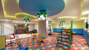 Children can play and explore on the colorful play mat and interactive equipment.