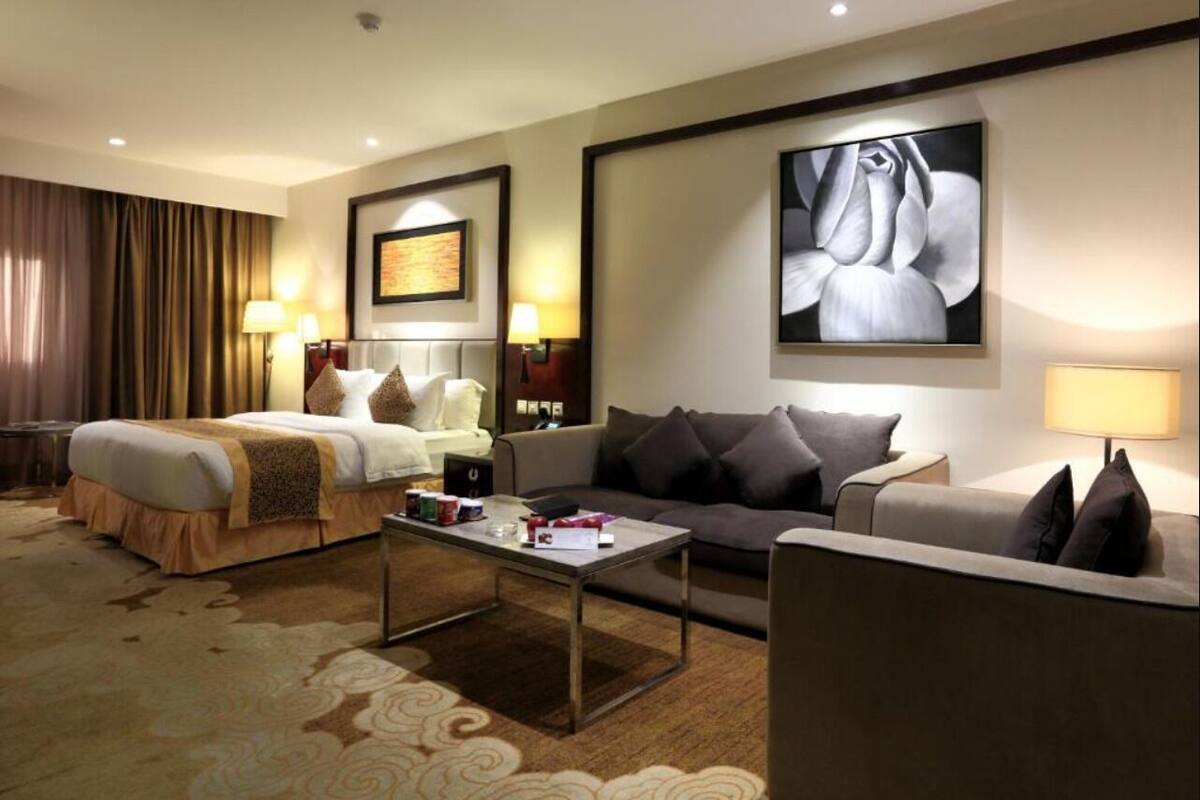 Studio, 1 King Bed | Minibar, in-room safe, desk, laptop workspace