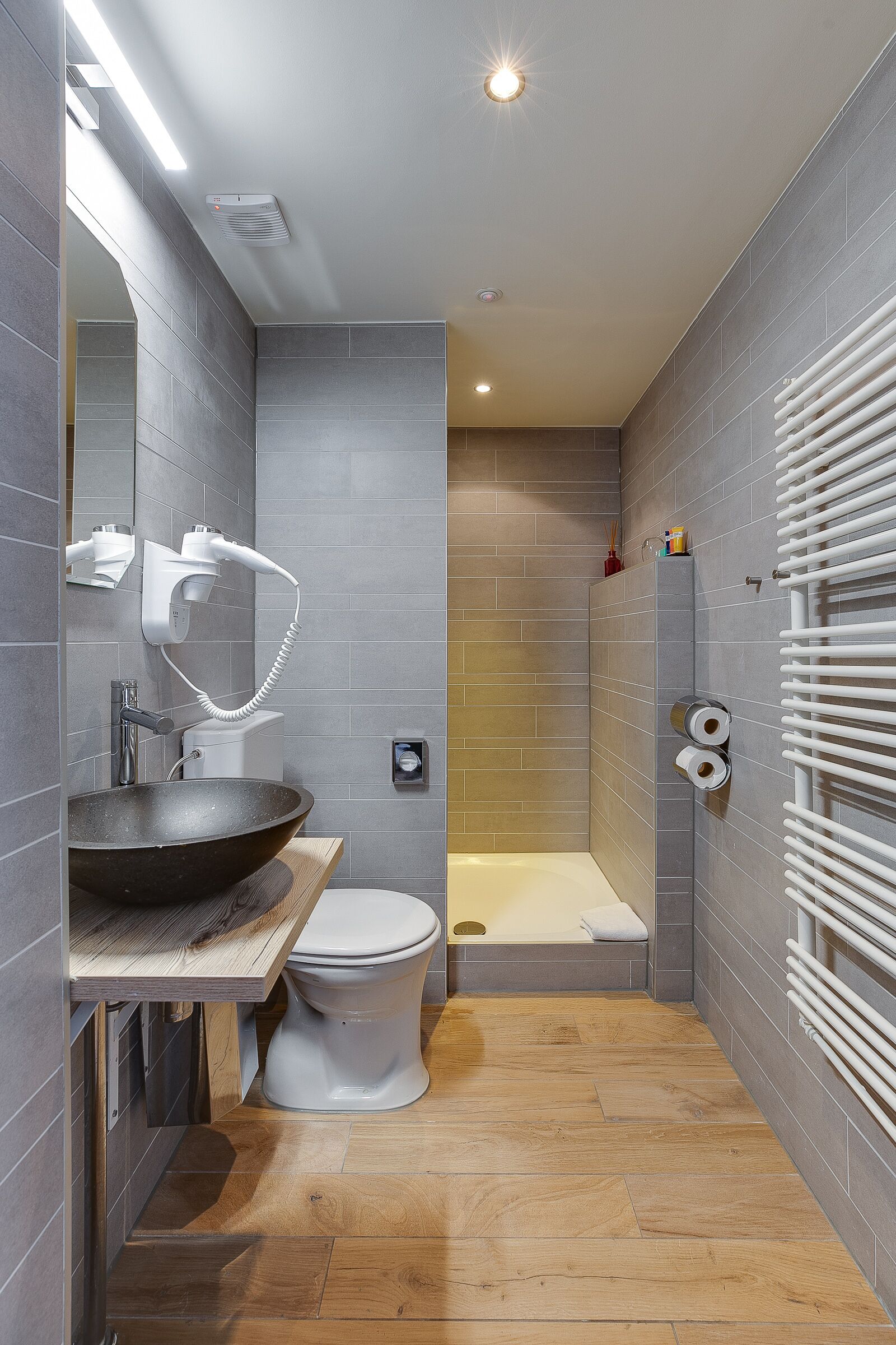 standard single room | bathroom | free toiletries, hair dryer, towels