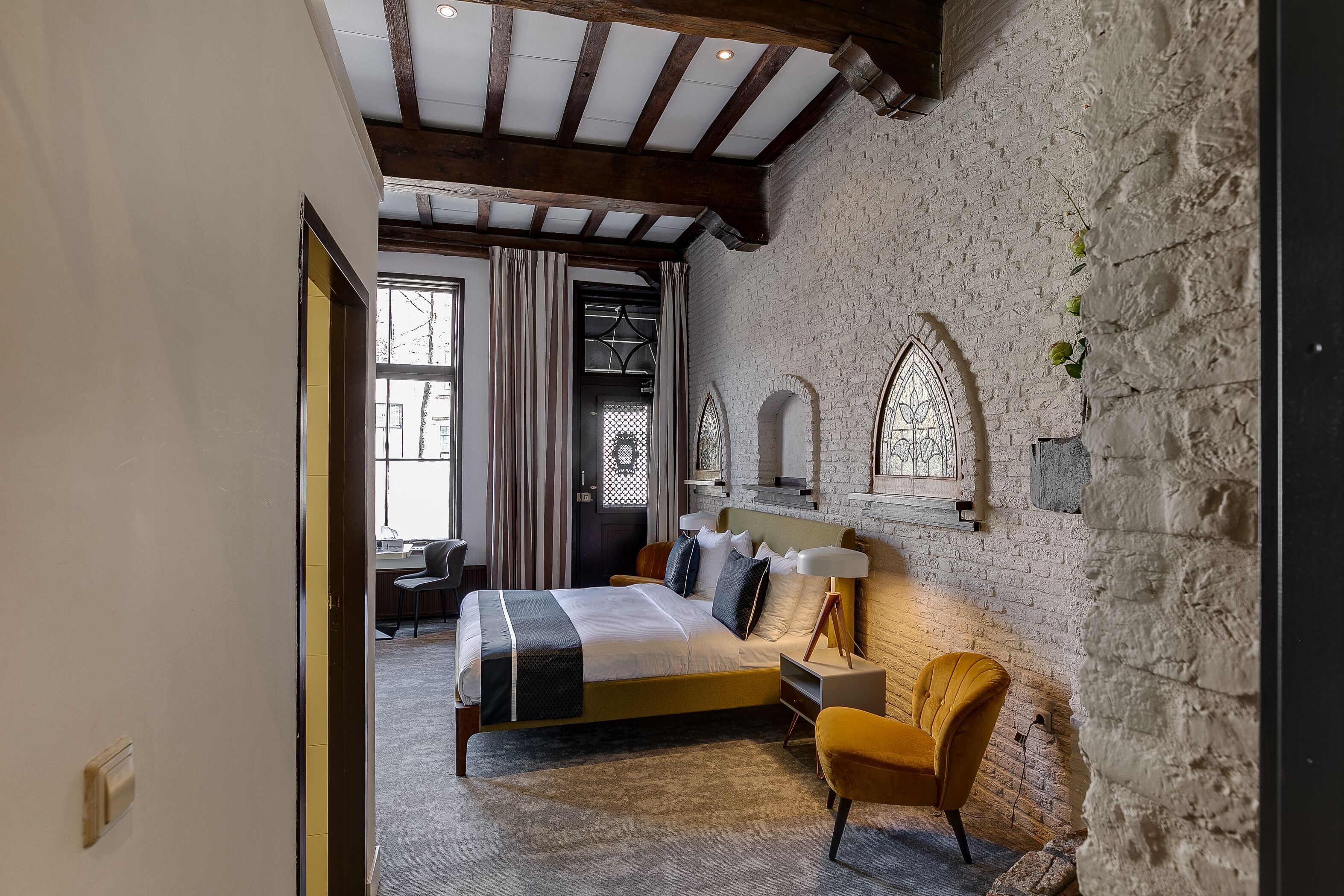 Deluxe Double or Twin Room, Canal View | Hypo-allergenic bedding, in-room safe, desk, iron/ironing board