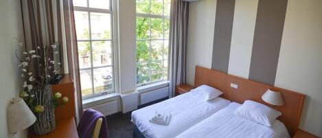 Ropa de cama hipoalergénica y caja de seguridad en la habitación