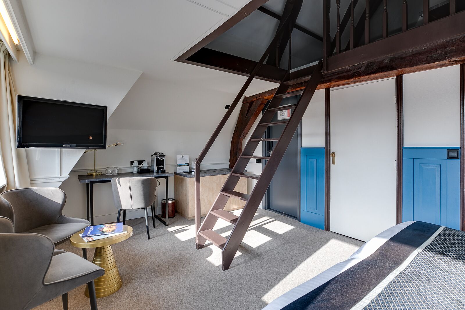 Une chambre moderne de style loft, dotée d’un coin cuisine, d’une table à manger et d’un espace salon confortable.