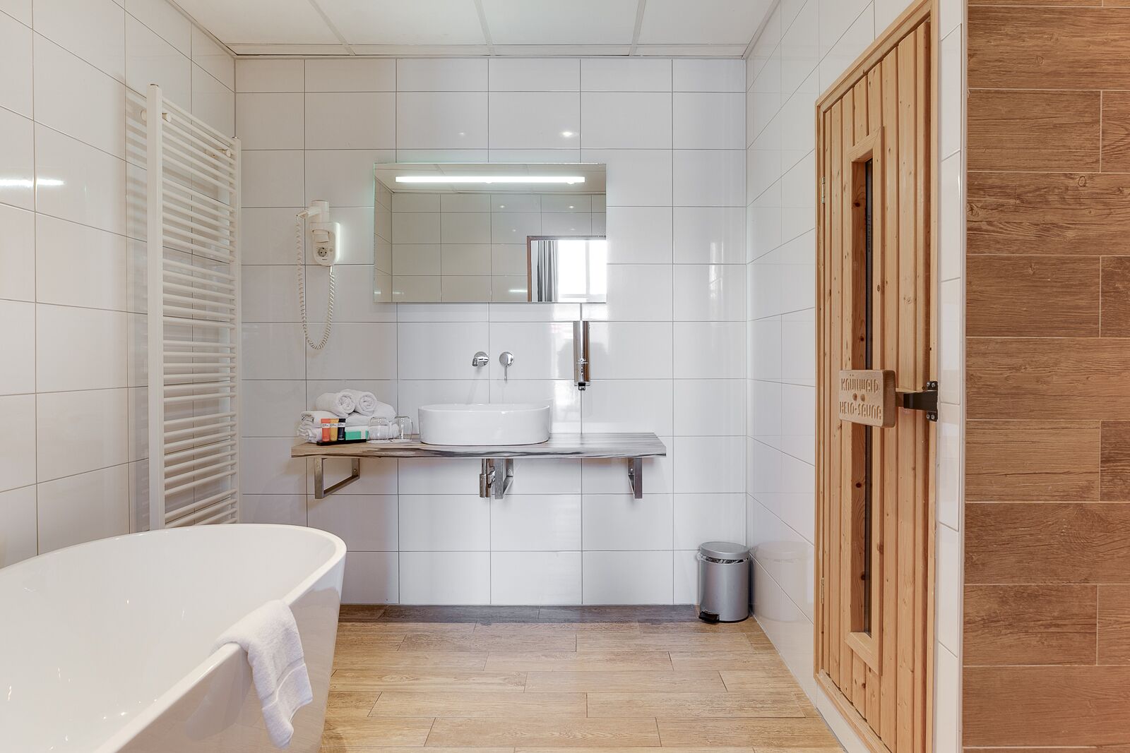 senior suite | bathroom | free toiletries, hair dryer, towels